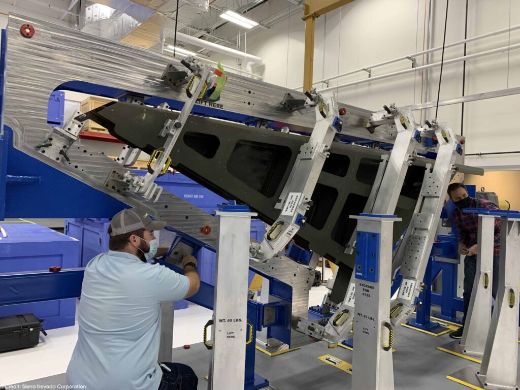 Sierra_Nevada_Corp._dream-chaser_wing_installation_begins