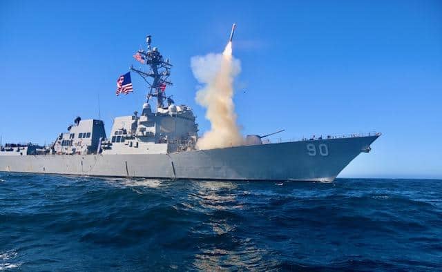 USS_Chafee_(DDG 90)_launches_a_Block_V_Tomahawk_Missile