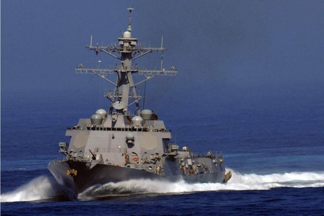 Arleigh_Burke_destroyer_fitted_with_ANSPS-67(V)3_Surface_Search_Radar