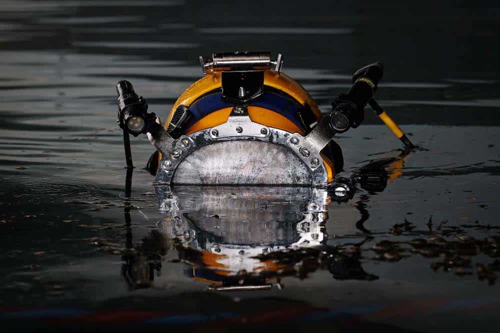 DIVERS WORKING ON HMS PRINCE OF WALES