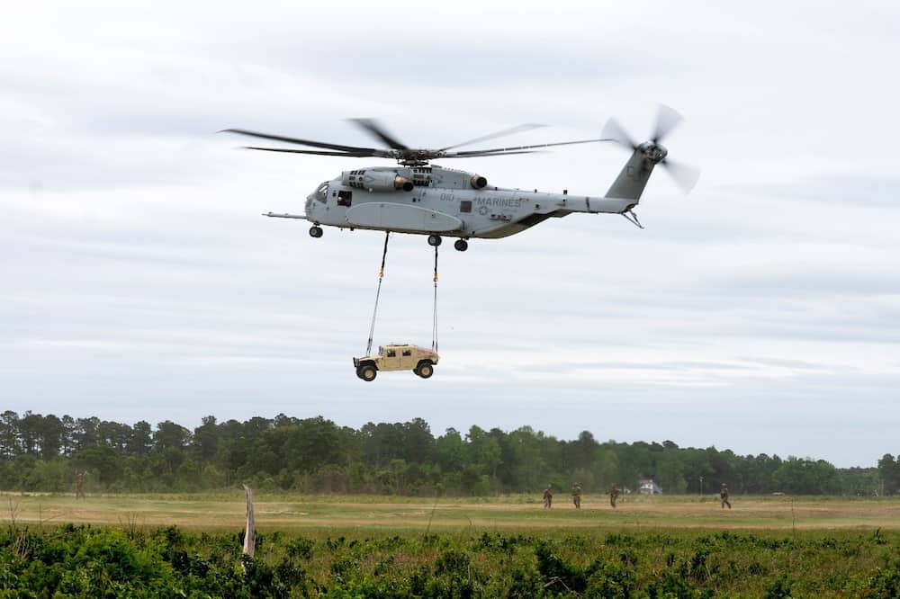 CH-53K-King-Stallion-picks-up-a-tactical-vehicle