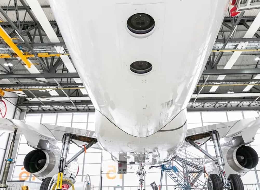 View from below of the Airbus A319 OH