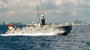 Véhicule de surface sans pilote remorquant une cible, par Textron Systems