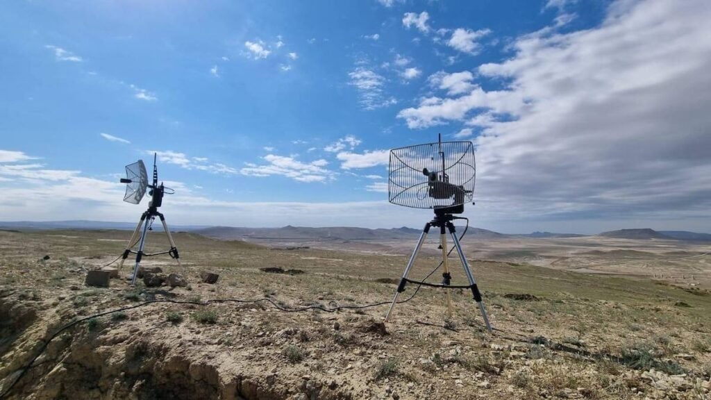 Software-Defined Waveform Intelligence for Tactical MANET Communications
